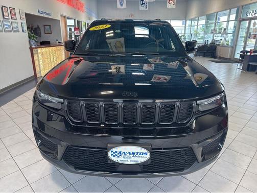 Diamond Black Crystal Pearlcoat 2023 Jeep Grand Cherokee Altitude