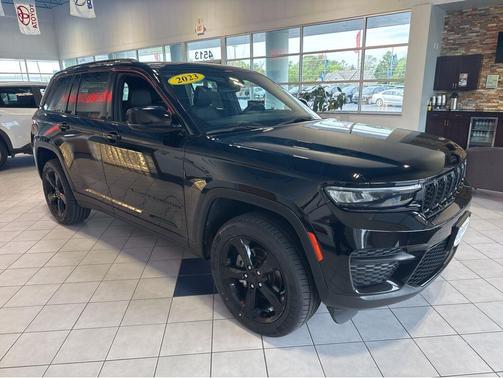 Diamond Black Crystal Pearlcoat 2023 Jeep Grand Cherokee Altitude