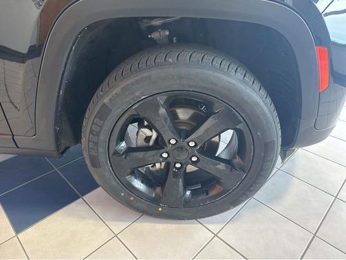 Diamond Black Crystal Pearlcoat 2023 Jeep Grand Cherokee Altitude