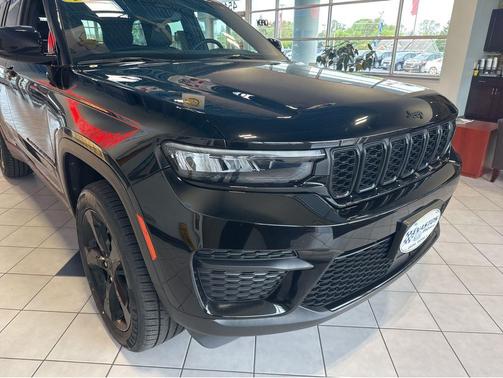 Diamond Black Crystal Pearlcoat 2023 Jeep Grand Cherokee Altitude