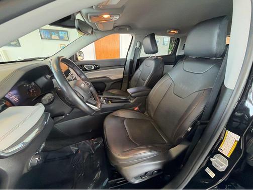 Diamond Black Crystal Pearlcoat 2022 Jeep Compass Limited