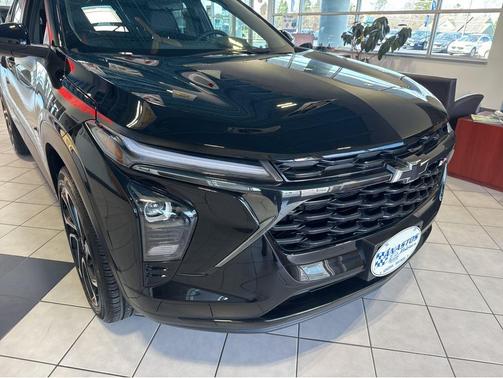 Mosaic Black Metallic 2025 Chevrolet Trax FWD 2RS