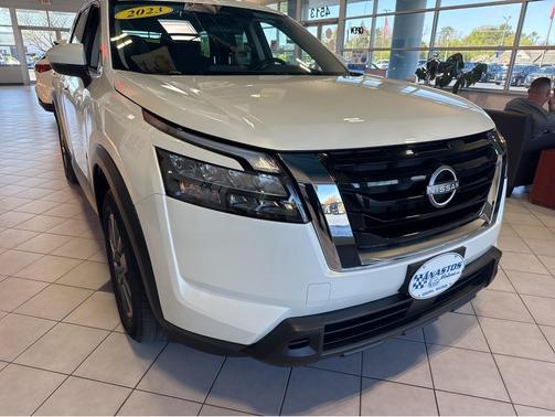 Pearl White Tricoat 2023 Nissan Pathfinder SV 4WD