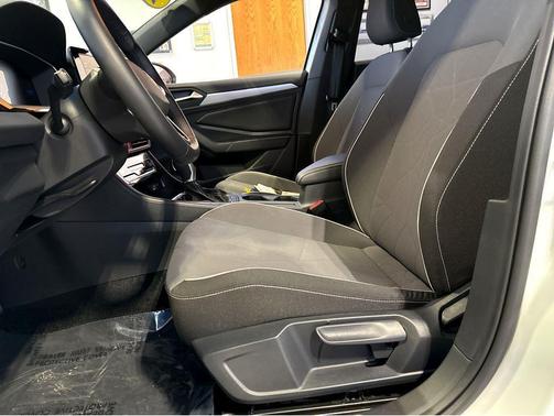 Pure White 2025 Volkswagen Jetta 1.5T Sport