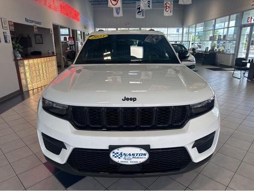 Bright White Clearcoat 2023 Jeep Grand Cherokee Altitude
