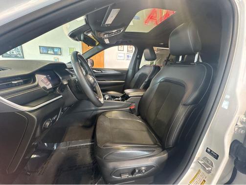 Bright White Clearcoat 2023 Jeep Grand Cherokee Altitude