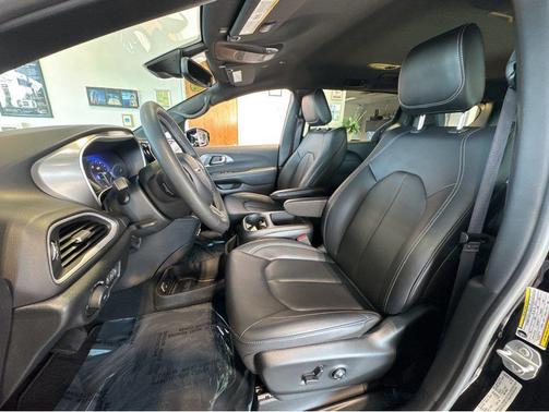 Diamond Black Crystal Pearlcoat 2025 Chrysler Pacifica L