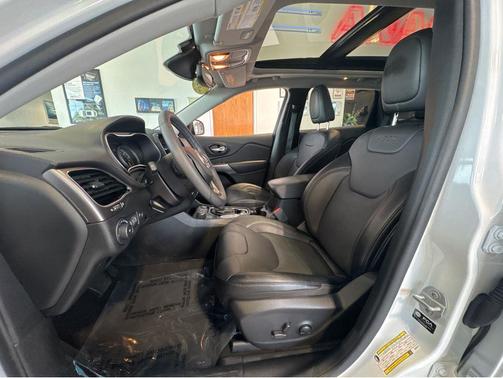 Bright White Clearcoat 2022 Jeep Cherokee Limited