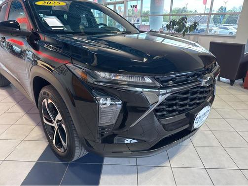 Mosaic Black Metallic 2025 Chevrolet Trax FWD 1RS
