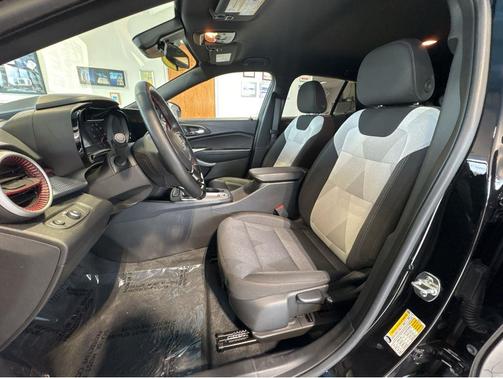 Mosaic Black Metallic 2025 Chevrolet Trax FWD 1RS