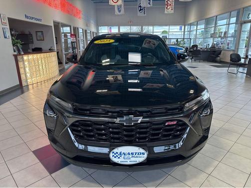 Mosaic Black Metallic 2025 Chevrolet Trax FWD 1RS