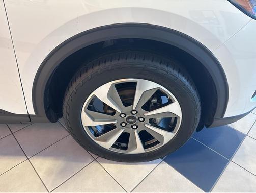 Star White Metallic Tri-Coat 2024 Ford Escape Platinum