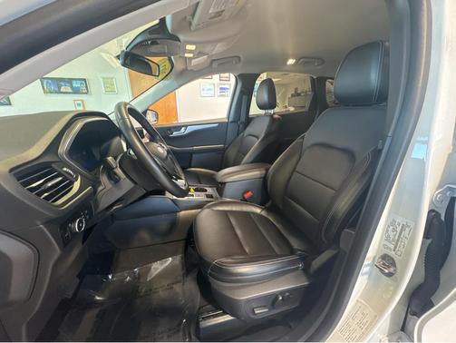 Star White Metallic Tri-Coat 2024 Ford Escape Platinum