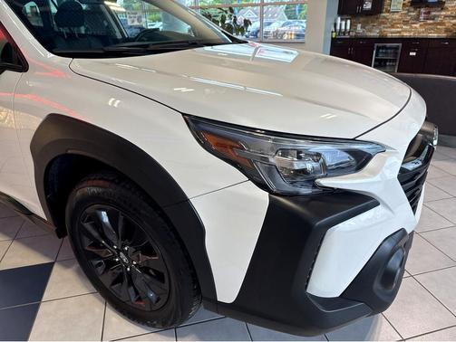 Crystal White Pearl 2025 Subaru Outback Onyx Edition