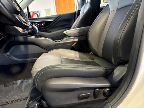 Crystal White Pearl 2025 Subaru Outback Onyx Edition