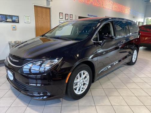 Dark Cordovan Pearlcoat 2017 Chrysler Pacifica Touring
