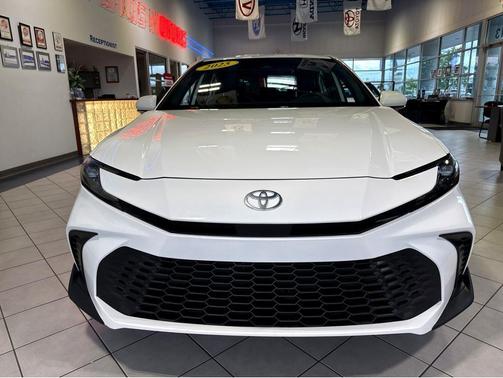 Ice Cap 2025 Toyota Camry SE