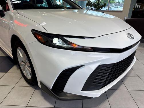 Ice Cap 2025 Toyota Camry SE