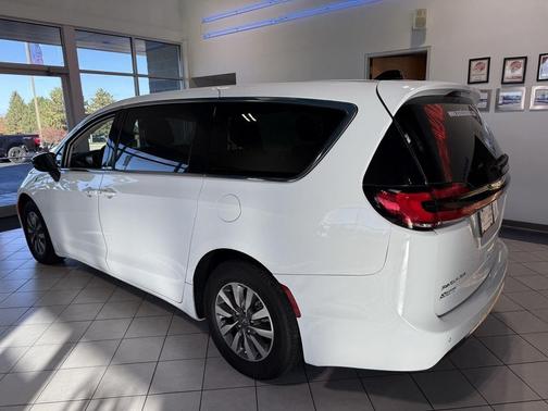 2024 Chrysler Pacifica Hybrid Select