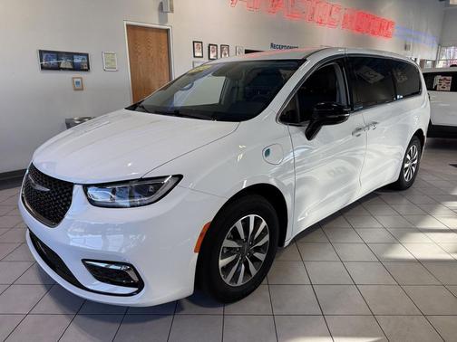 2024 Chrysler Pacifica Hybrid Select