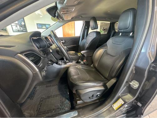 Granite Crystal Metallic Clearcoat 2019 Jeep Cherokee Limited