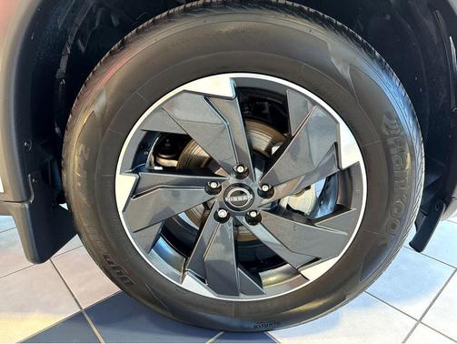 Brilliant Silver Metallic 2024 Nissan Rogue SV