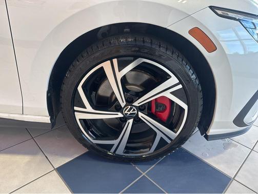 Opal White Pearl 2024 Volkswagen Golf GTI 2.0T SE DSG