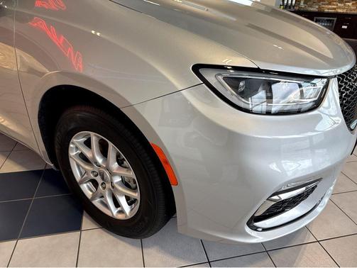 Silver Mist Clearcoat 2024 Chrysler Pacifica Touring L