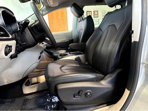 Silver Mist Clearcoat 2024 Chrysler Pacifica Touring L