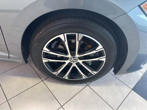 Platinum Gray Metallic 2023 Volkswagen Jetta 1.5T Sport