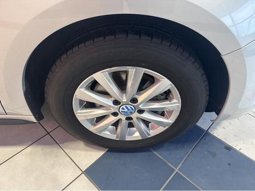 Frost Silver 2013 Volkswagen Jetta Hybrid SE