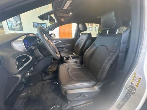 Bright White Clearcoat 2025 Chrysler Pacifica L