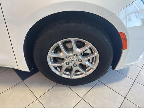 Bright White Clearcoat 2025 Chrysler Pacifica L