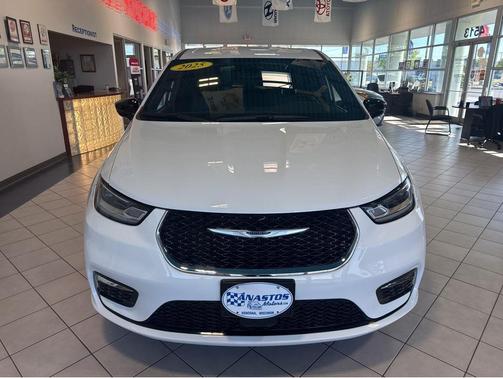 Bright White Clearcoat 2025 Chrysler Pacifica L
