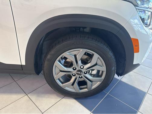 Snow White Pearl 2026 Kia Seltos LX