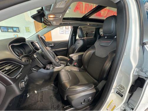 Bright White Clearcoat 2022 Jeep Cherokee Trailhawk
