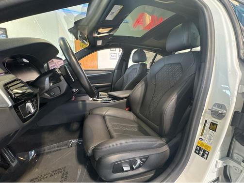 Alpine White 2022 BMW 530 i xDrive