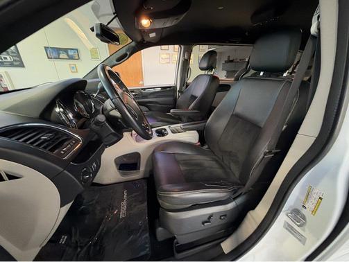 White Knuckle Clearcoat 2017 Dodge Grand Caravan SXT