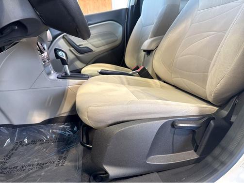 Oxford White 2019 Ford Fiesta SE