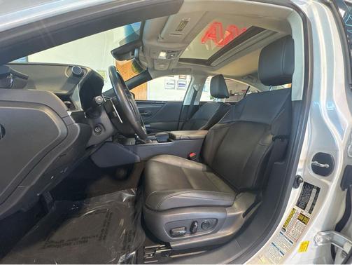 Eminent White Pearl 2021 Lexus ES 250 Base