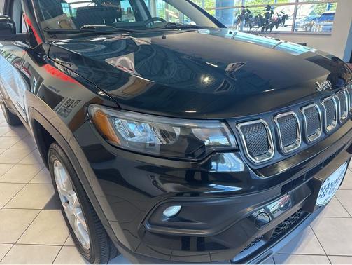 Diamond Black Crystal Pearlcoat 2022 Jeep Compass Latitude Lux