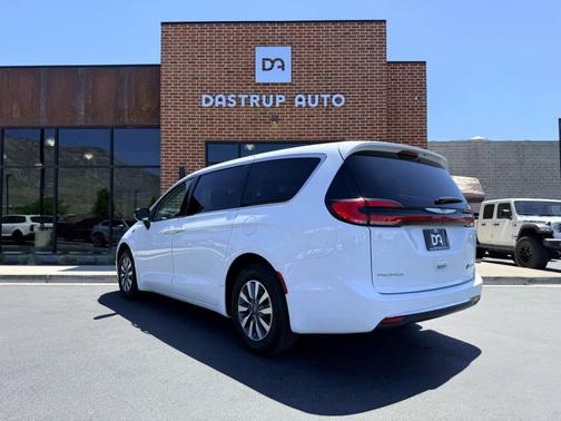 Bright White Clearcoat 2024 Chrysler Pacifica Hybrid Select