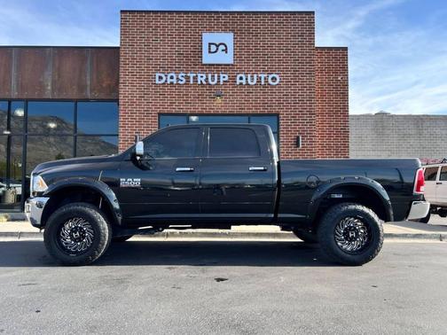 Brilliant Black Crystal Pearlcoat 2018 RAM 2500 Laramie Crew Cab 4x4 6'4' Box