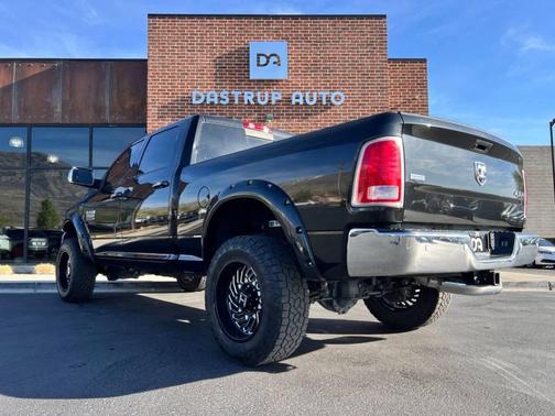 Brilliant Black Crystal Pearlcoat 2018 RAM 2500 Laramie Crew Cab 4x4 6'4' Box