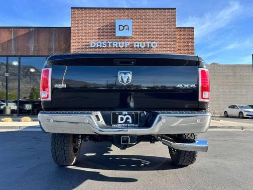 Brilliant Black Crystal Pearlcoat 2018 RAM 2500 Laramie Crew Cab 4x4 6'4' Box