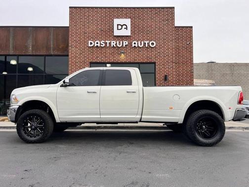 2017 RAM 3500 Laramie Crew Cab 4x4 8' Box
