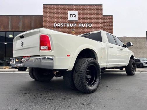2017 RAM 3500 Laramie Crew Cab 4x4 8' Box