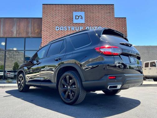 Crystal Black Pearl 2025 Honda Pilot Black Edition