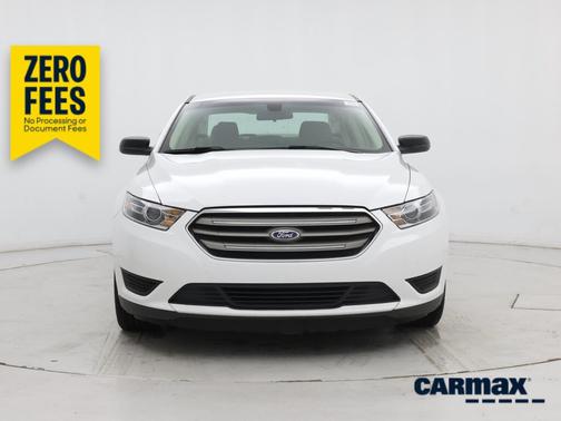 White 2018 Ford Taurus SE