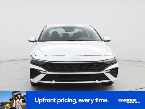 White 2025 Hyundai ELANTRA SE